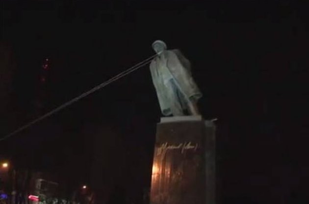 Ленина яйцами отбили у коммунистов и сбросили на землю