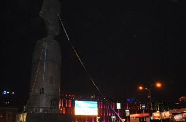 Памятник Ленину снесли в Днепропетровске