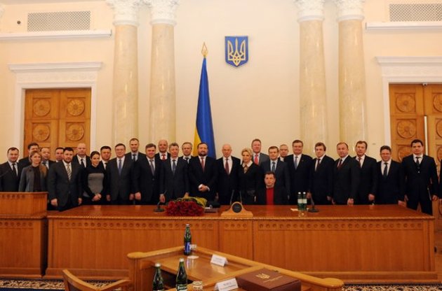 Генпрокуратура расследует деятельность группы из 30 чиновников во главе с Азаровым