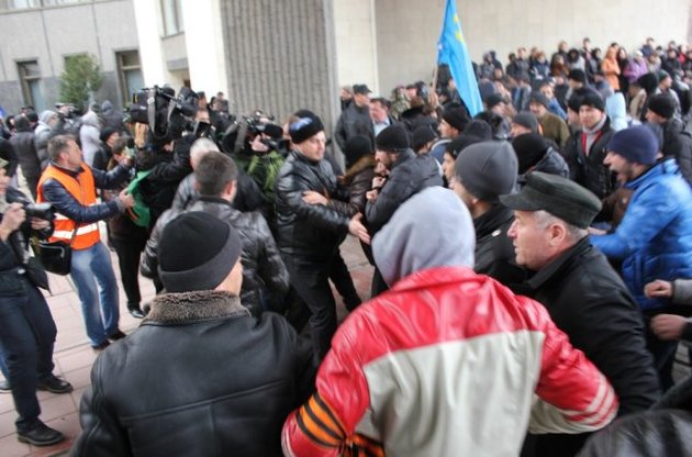 У зіткненнях біля парламенту Криму постраждали 20 осіб