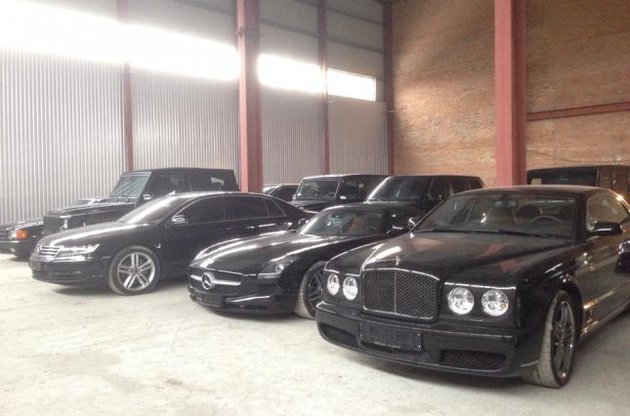 Автопарк недалеко от Межигорья