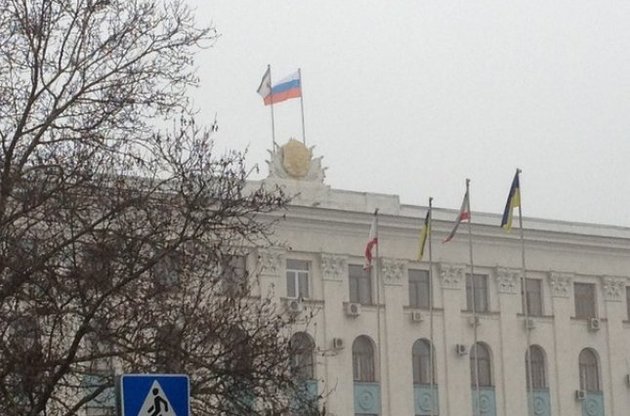 В захваченный парламент Крыма впустили депутатов и спикера – "для работы"
