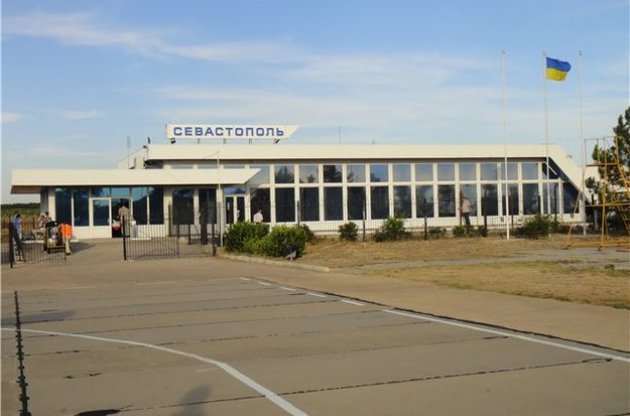 Российские военные взяли под контроль севастопольский аэропорт