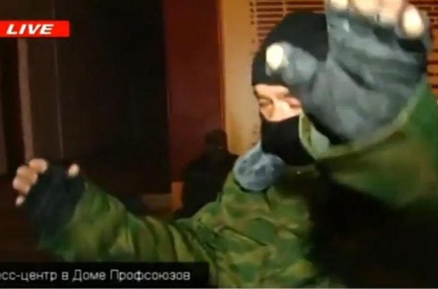 Вооруженные люди захватили Дом профсоюзов в Симферополе