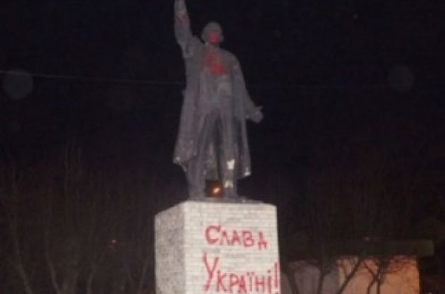 В Красноярске на памятнике Ленину написали "Слава Україні!"