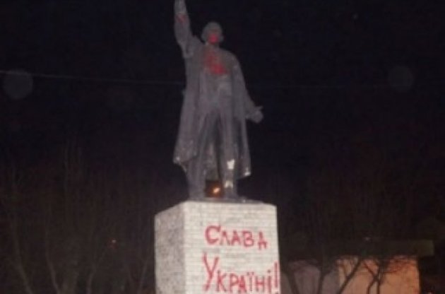 В Красноярске на памятнике Ленину написали Слава Україні