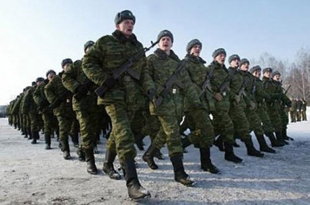 Росія зосереджує війська біля сухопутних кордонів України