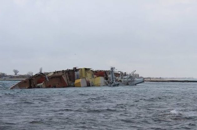 Російські військові затопили ще один корабель на озері Донузлав