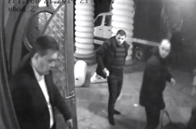 Обнародовано новое видео эвакуации Януковича из "Межигорья": ценности вывозили три дня