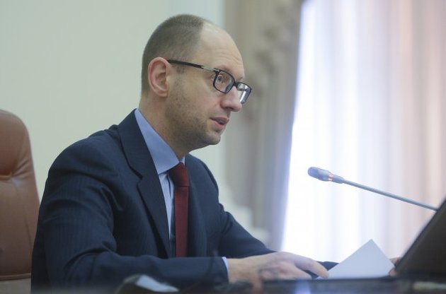 Яценюк пообещал рассмотреть вопрос расширения прав Крыма
