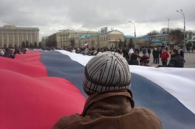 Несколько тысяч человек проводят в Харькове запрещенное судом "вече-референдум"