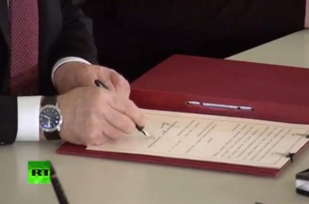 Рука Путіна, що підписує &quot;договір про приєднання Криму до Росії&quot;
