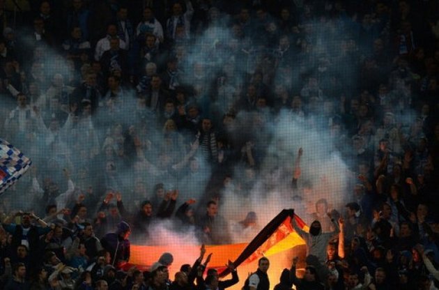 Болельщики российского "Зенита" сожгли флаг Германии во время матча Лиги Чемпионов
