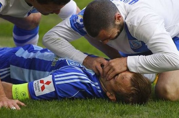 Джаба Канкава (в белой форме) оказывает первую помощь динамовцу