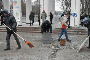 У центрі Києва на Грушевського розібрали частину барикад
