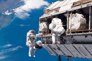 NASA припиняє співпрацю з Росією