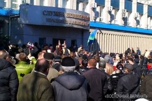 Сепаратисты в Луганске захватили облСБУ: выбивали окна кирпичами и бросали дымовые шашки. Есть пострадавшие