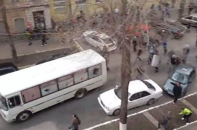 МВС почало розслідування за фактом нападу на міліцейський автобус в Харкові