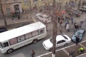 МВС почало розслідування за фактом нападу на міліцейський автобус в Харкові