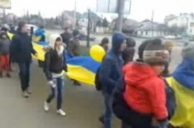 Луганск прошел маршем мира: буддийские монахи и украинские флаги