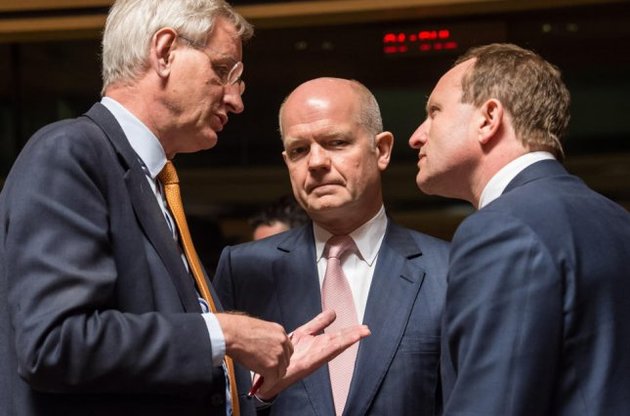 Главы МИД Швеции Карл Бильдт (слева) и Великобритании Уильям Хейг (в центре)