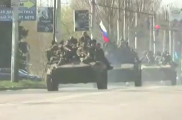 "Зеленые человечки" захватили в Краматорске шесть БТРов и разоружили их