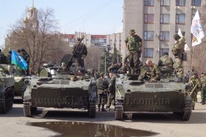 В Славянск вошла бронетехника с российскими флагами. Минобороны Украины ее "не видит"