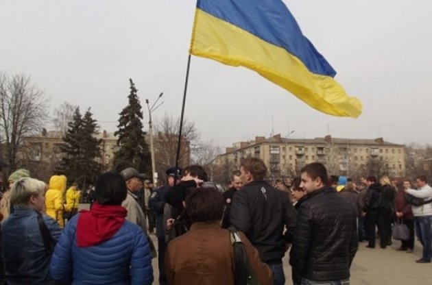 В Славянске вооруженные сепаратисты разогнали митинг сторонников единой Украины