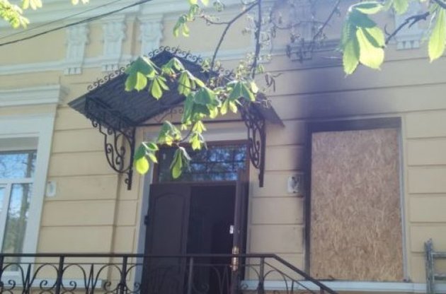 Офіс «Единой России» у Криму закидали «коктейлями Молотова»