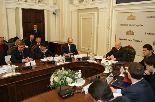 Турчинов и Яценюк пообещали русский язык и децентрализацию власти