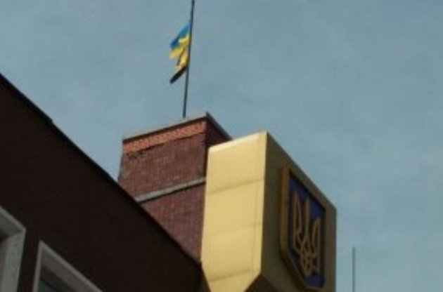 Над зданием исполкома в Енакиево поднят флаг Украины