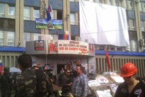 В Луганске пророссийские активисты проводят "народный сход" возле захваченного здания СБУ