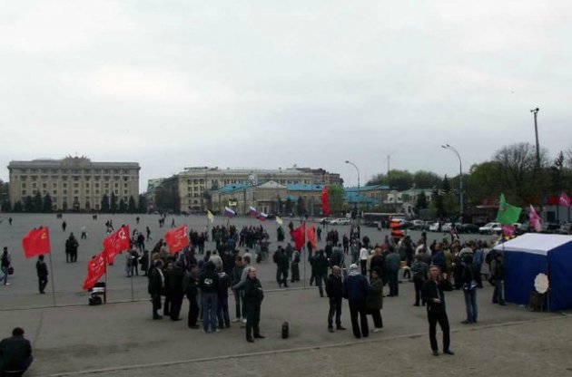 В Харькове митингующие федералисты избрали себе "губернатора"