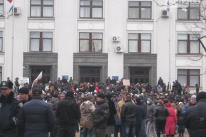 У Луганській області під час мітингів побили двох міліціонерів