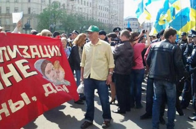 Харьковский горсовет пикетируют пророссийские и проукраинские активисты