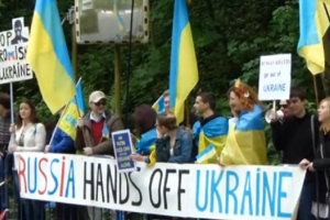 Украинские студенты в Брюсселе пикетировали российское посольство