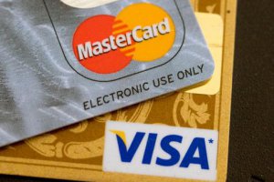 Visa і MasterCard заблокували обслуговування карток ще двох російських банків