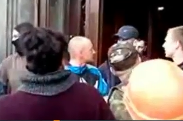 У Луганську взято штурмом ОДА