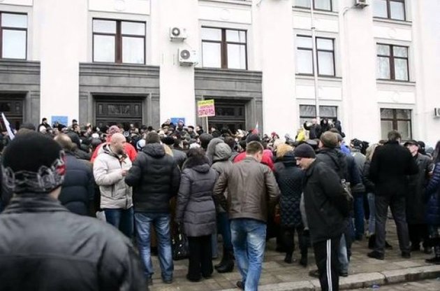 Сепаратисты требуют от заблокированной в здании Луганской ОГА милиции сдать оружие