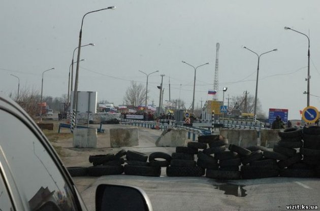 Кримчани змушені по 5-10 годин чекати, поки окупанти пустять їх до Криму