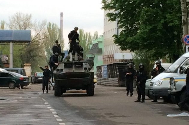 Нацгвардия в Донецке отбила нападение 30 бандитов на отделение банка "Аваль"