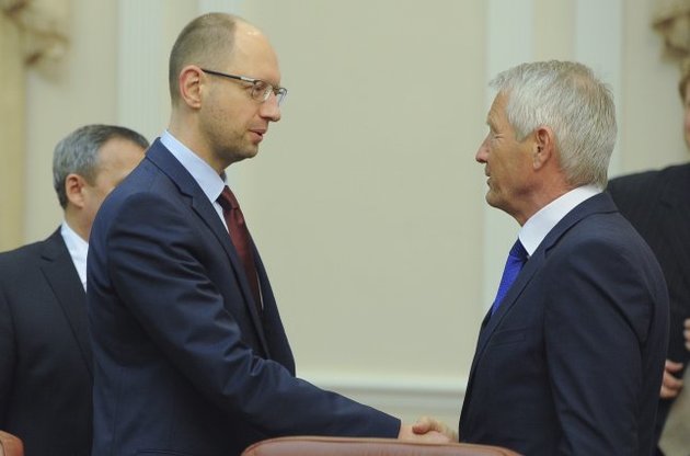 Яценюк надеется разрешить кризис политическими и дипломатическими методами