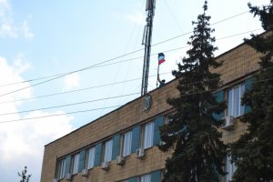 В Донецкой области сепаратисты захватили горсовет Амвросиевки и вынудили мэра уйти в отставку
