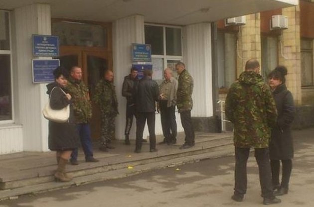 Сепаратисты на Луганщине стягивают силы: свозят оружие, строят блокпосты