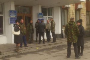 Сепаратисти на Луганщині стягують сили: звозять зброю, будують блокпости