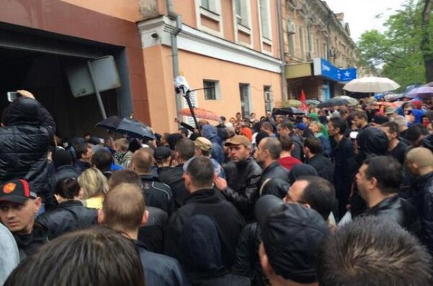 В Одессе пророссийски настроенные лица штурмуют здание горуправления милиции
