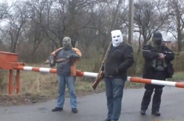 Сепаратисты освободили троих заложников из Новогродовки. У каждого заметны следы пыток