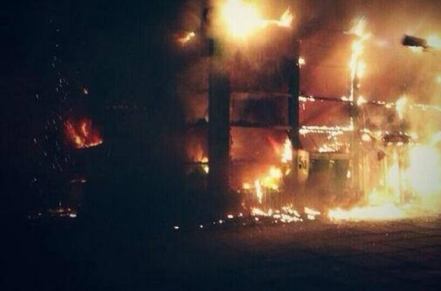 В Мариуполе ночью разгромили офис "Батькіщини" и сожгли отделение ПриватБанка