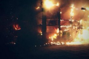 У Маріуполі вночі розгромили офіс "Батькіщини" і спалили відділення Приватбанку