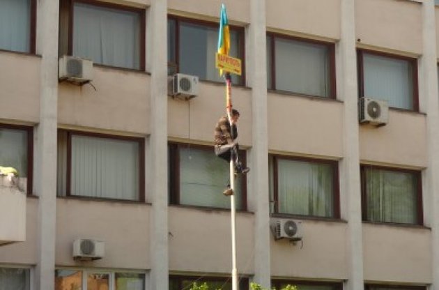 С "освобожденного" Мариупольского горсовета вновь сорвали украинский флаг